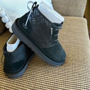 UGG NWT IN BOX size men’s 8